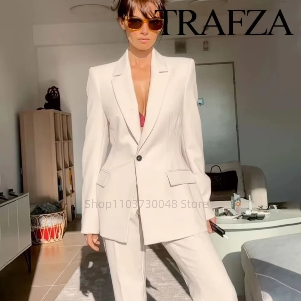 Female Formal Wear - بدلة رسمية أنيقة للسيدات في المكتب،