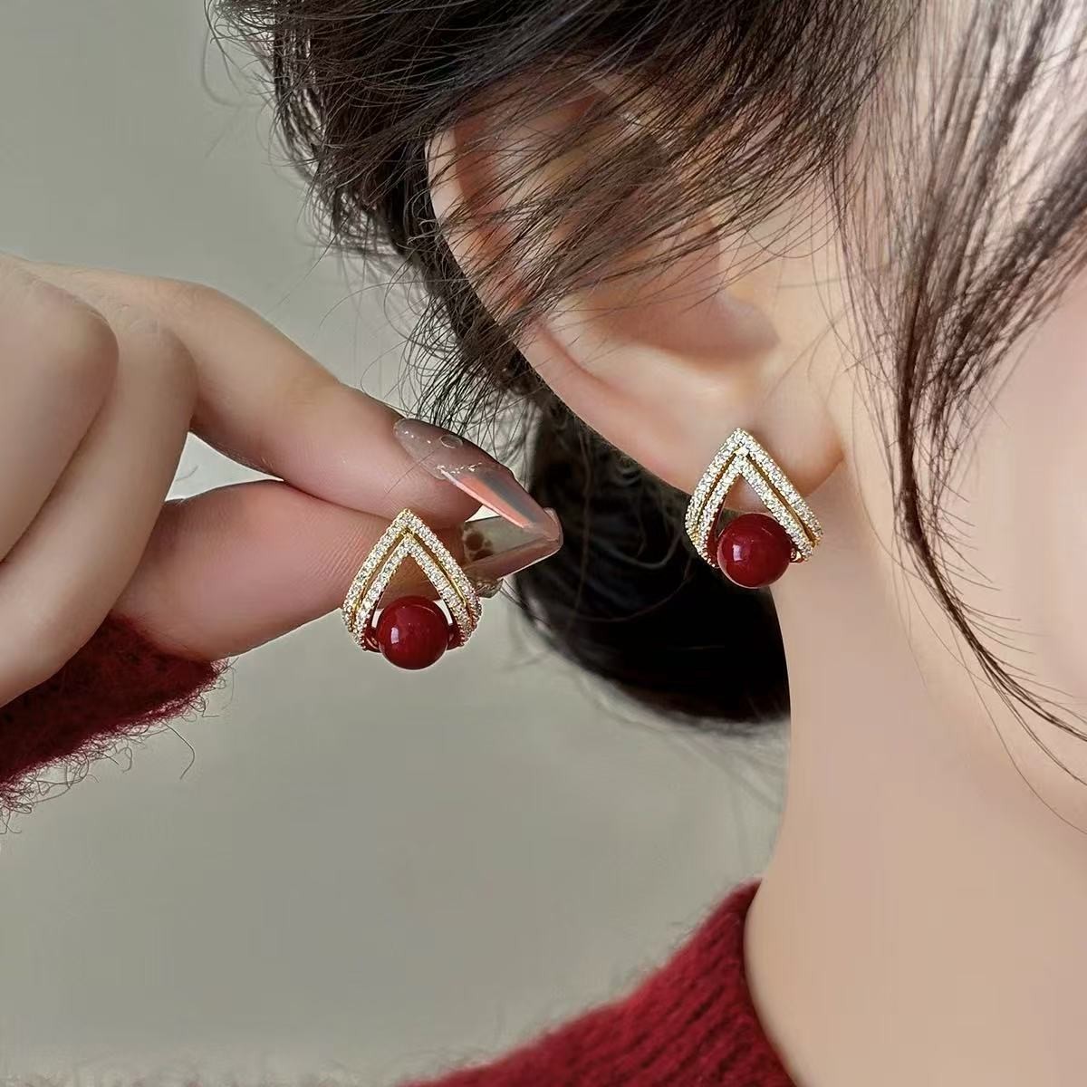أقراط لؤلؤية حمراء نبيذية على  - مراجعة Pearl Earring Stud وسعره