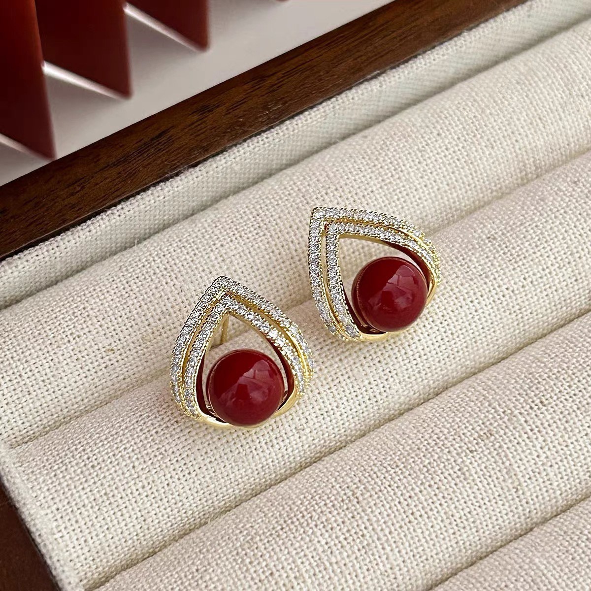 أقراط لؤلؤية حمراء نبيذية على  - مراجعة Pearl Earring Stud وسعره