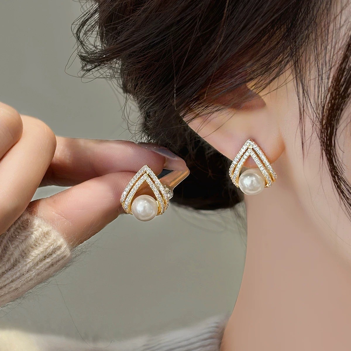أقراط لؤلؤية حمراء نبيذية على  - مراجعة Pearl Earring Stud وسعره